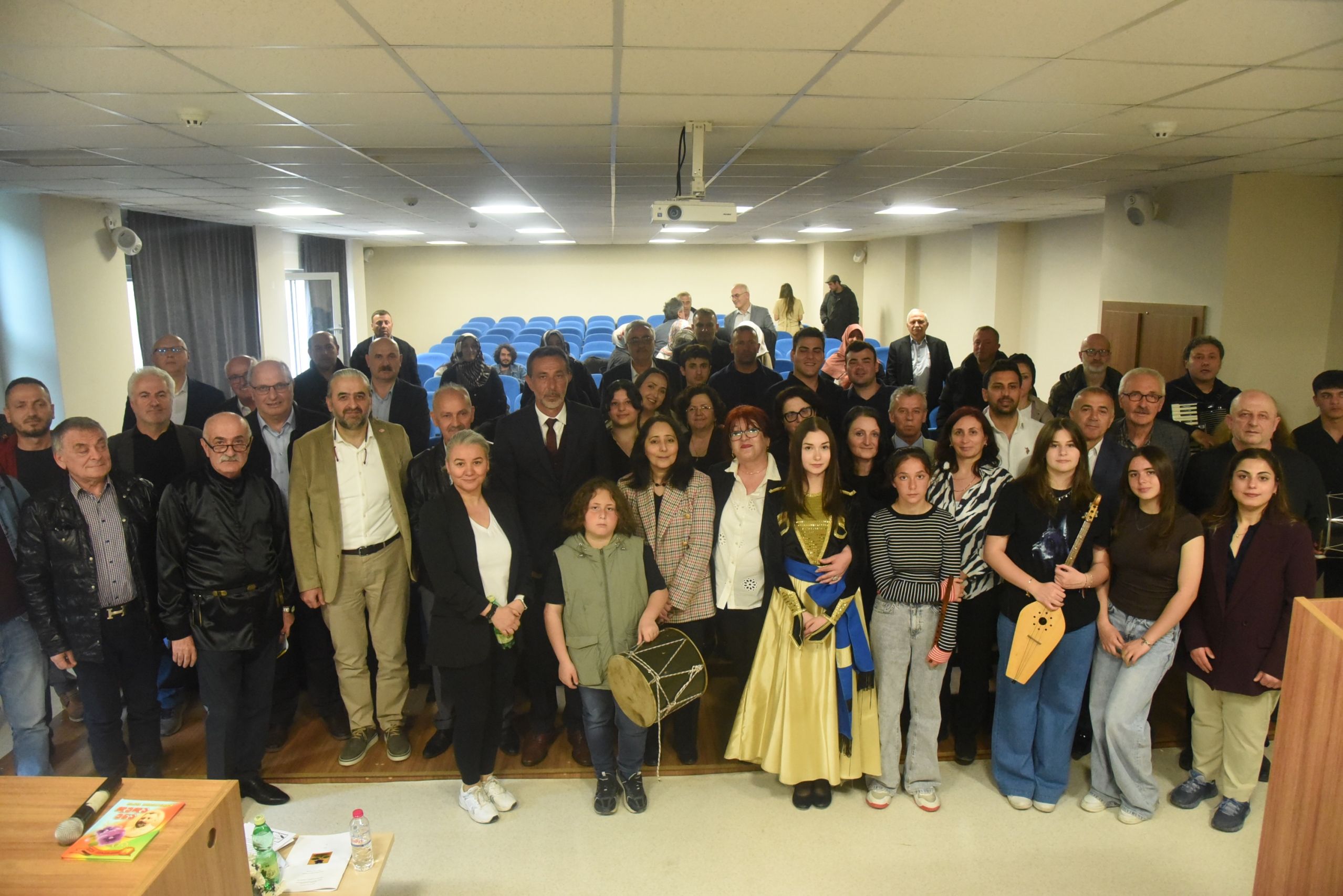 GÜRCÜ DİLİ DÜZCE'DE SAHNEDE KÜLTÜRÜN VE KİMLİĞİN GÜR SESİ YANKILANDI