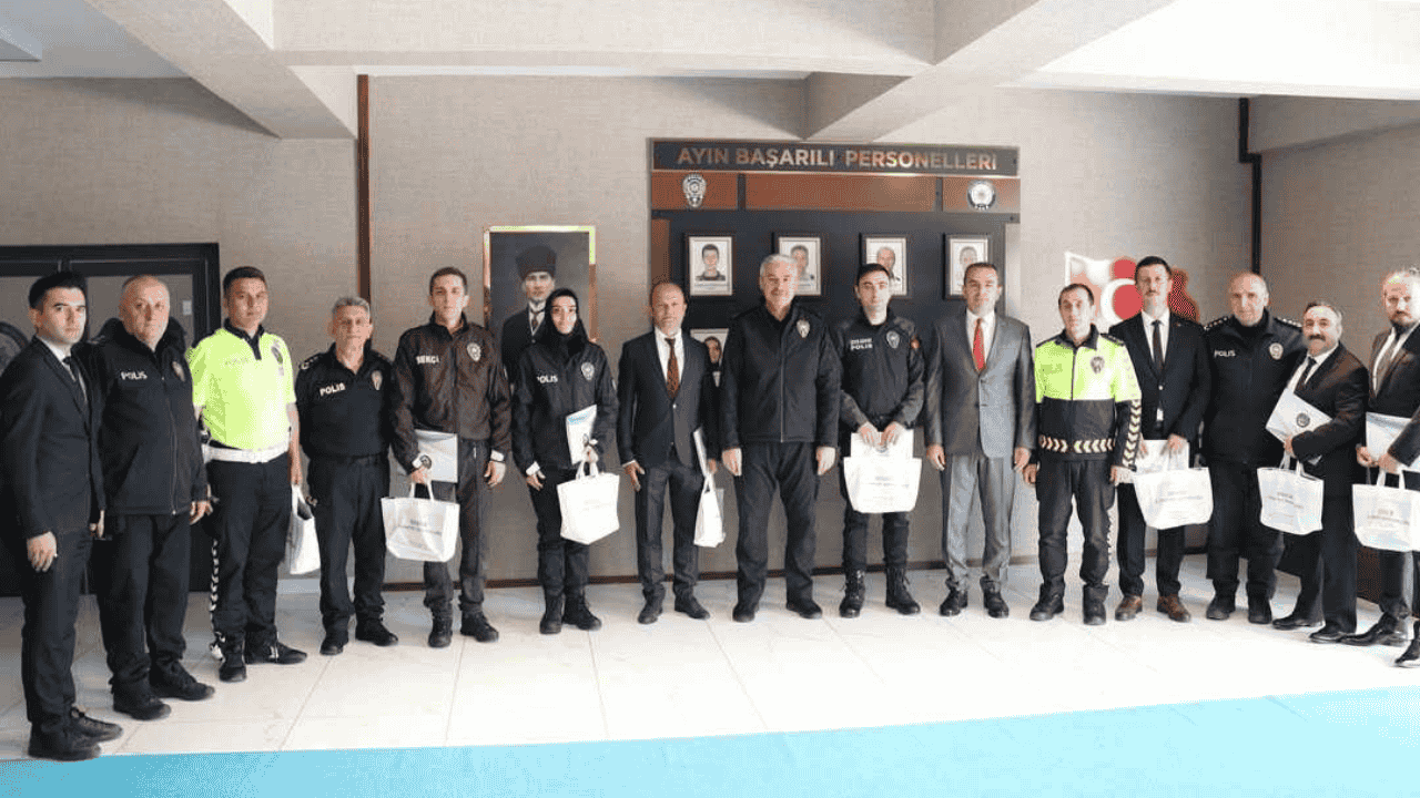 BAŞARILI PERSONELLER ÖDÜLLERİNİ EMNİYET MÜDÜRÜ ERGÜDER’İN ELİNDEN ALDI