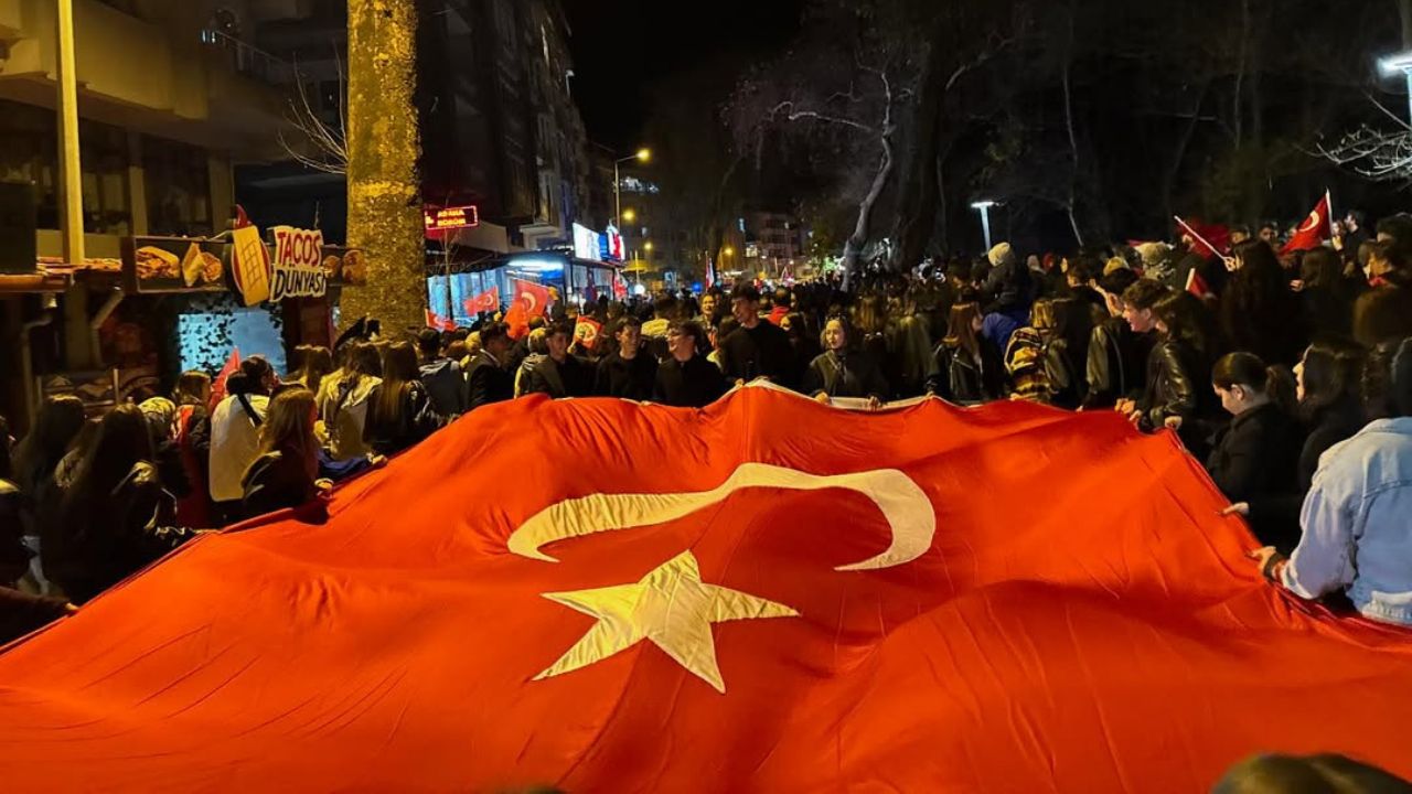 Akçakoca'da 29 Ekim Coşkusu Fener Alayı ile Zirveye Çıktı