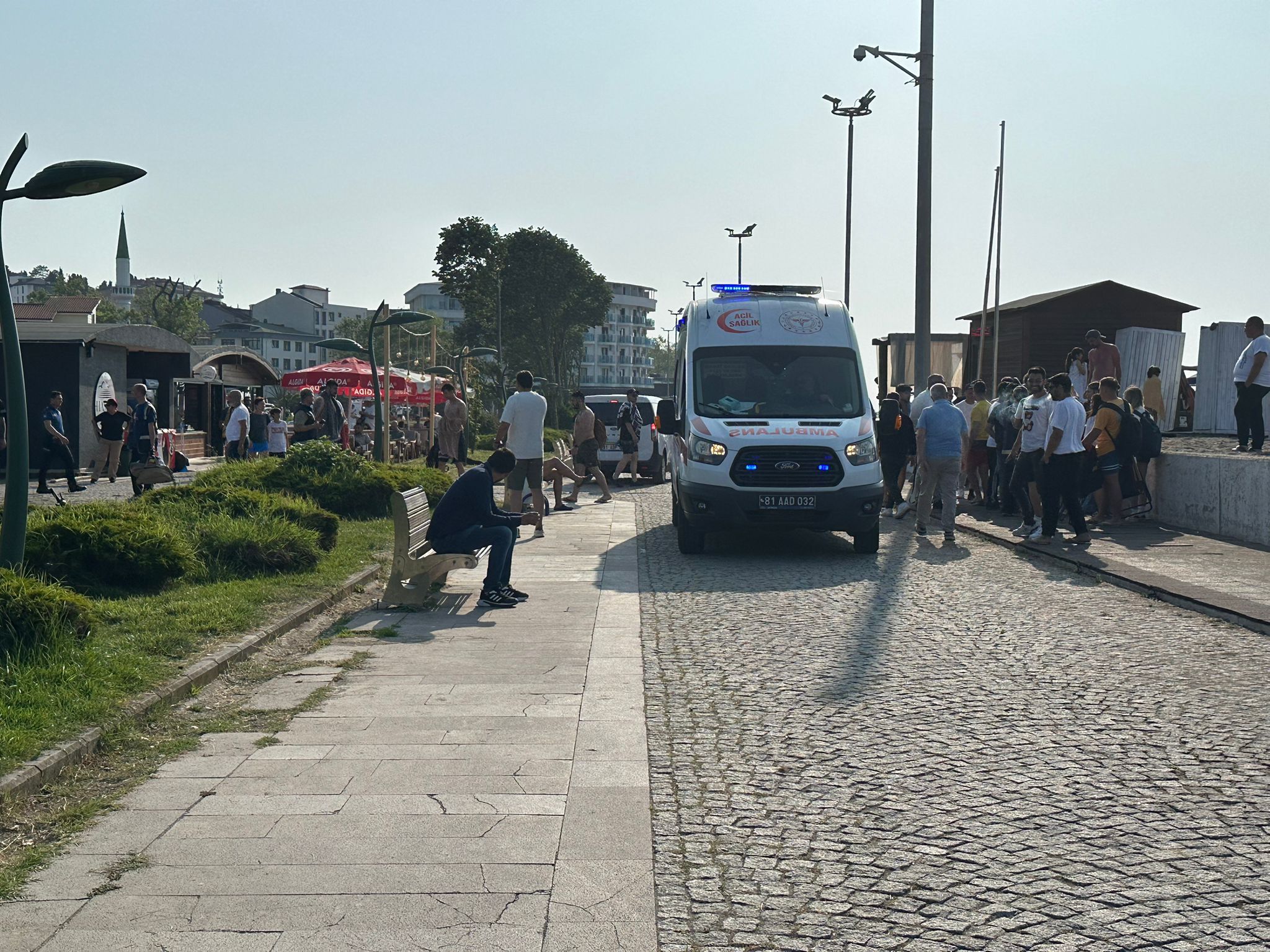 AKÇAKOCA'DA BAYRAM SEVİNCİNE GÖLGE DÜŞTÜ; SAHİLDE KAVGA ÇIKTI