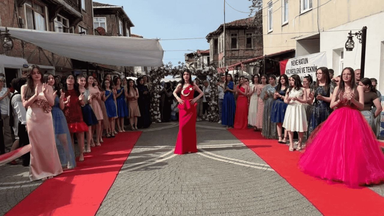AKÇAKOCA'DA GENÇ TASARIMCILARDAN ŞIK DEFİLE
