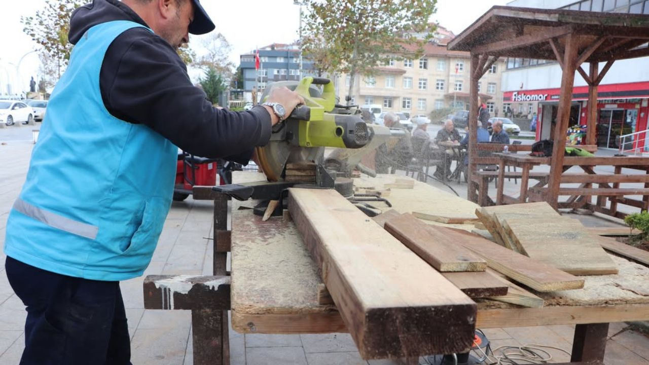 Akçakoca'da Kent Mobilyaları Bakım ve Onarım Çalışmaları Başladı
