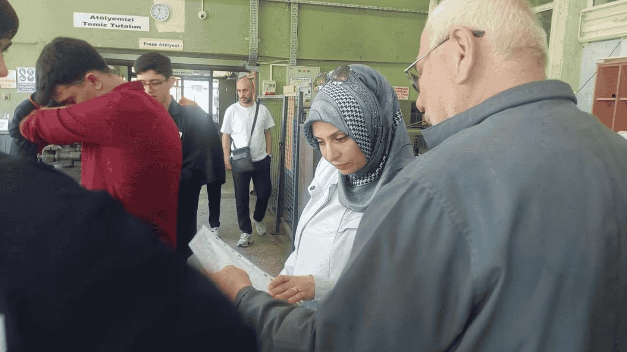 AKÇAKOCA'DA MESLEKİ EĞİTİMDE GÜVENLİK KALKANI ATÖLYELERE YAKIN TAKİP