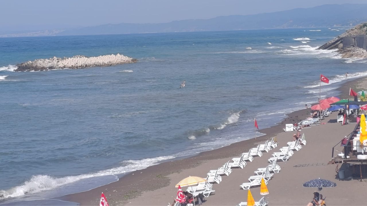 Akçakoca'da Olumsuz Hava Nedeniyle Denize Girmek Yasaklandı