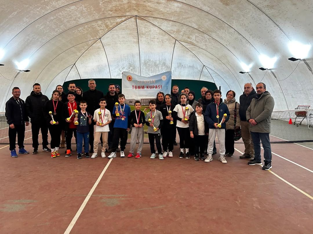 AKÇAKOCA'DA PARKELER TİTREDİ, RAKETLER KONUŞTU