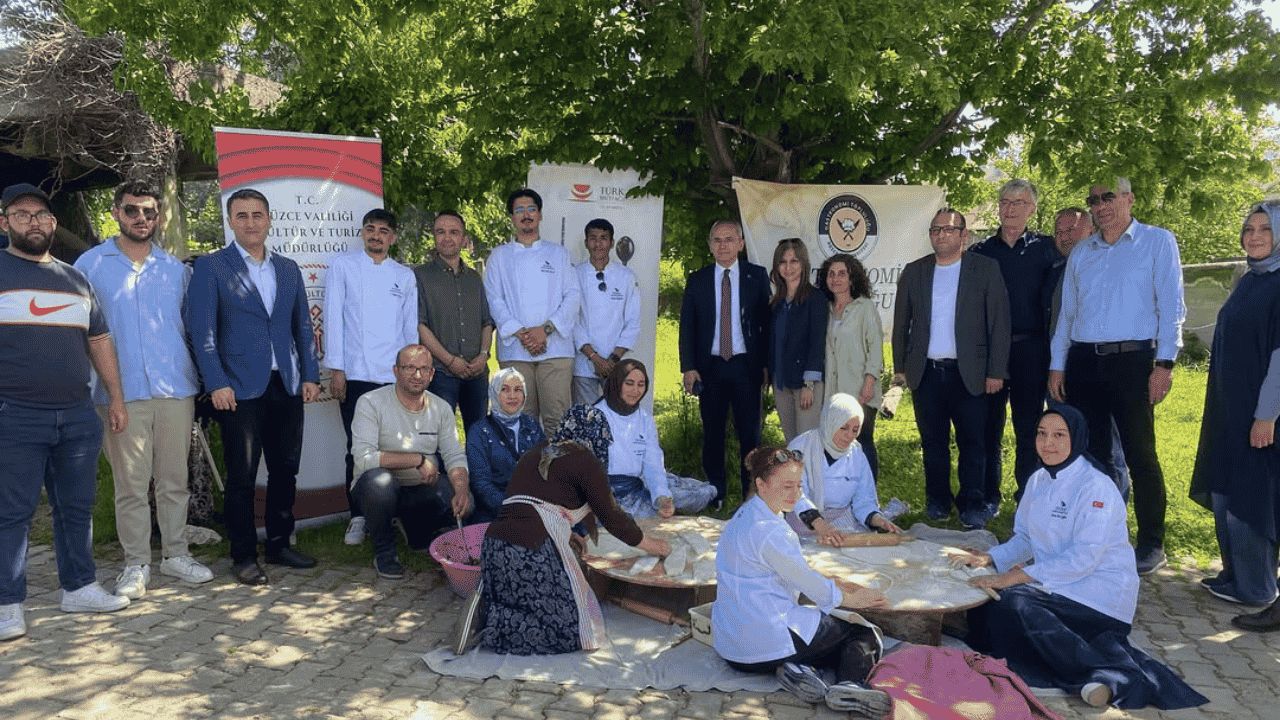 AKÇAKOCA'DA TÜRK MUTFAĞI HAFTASI?NA MANCARLI PİDE DAMGASI