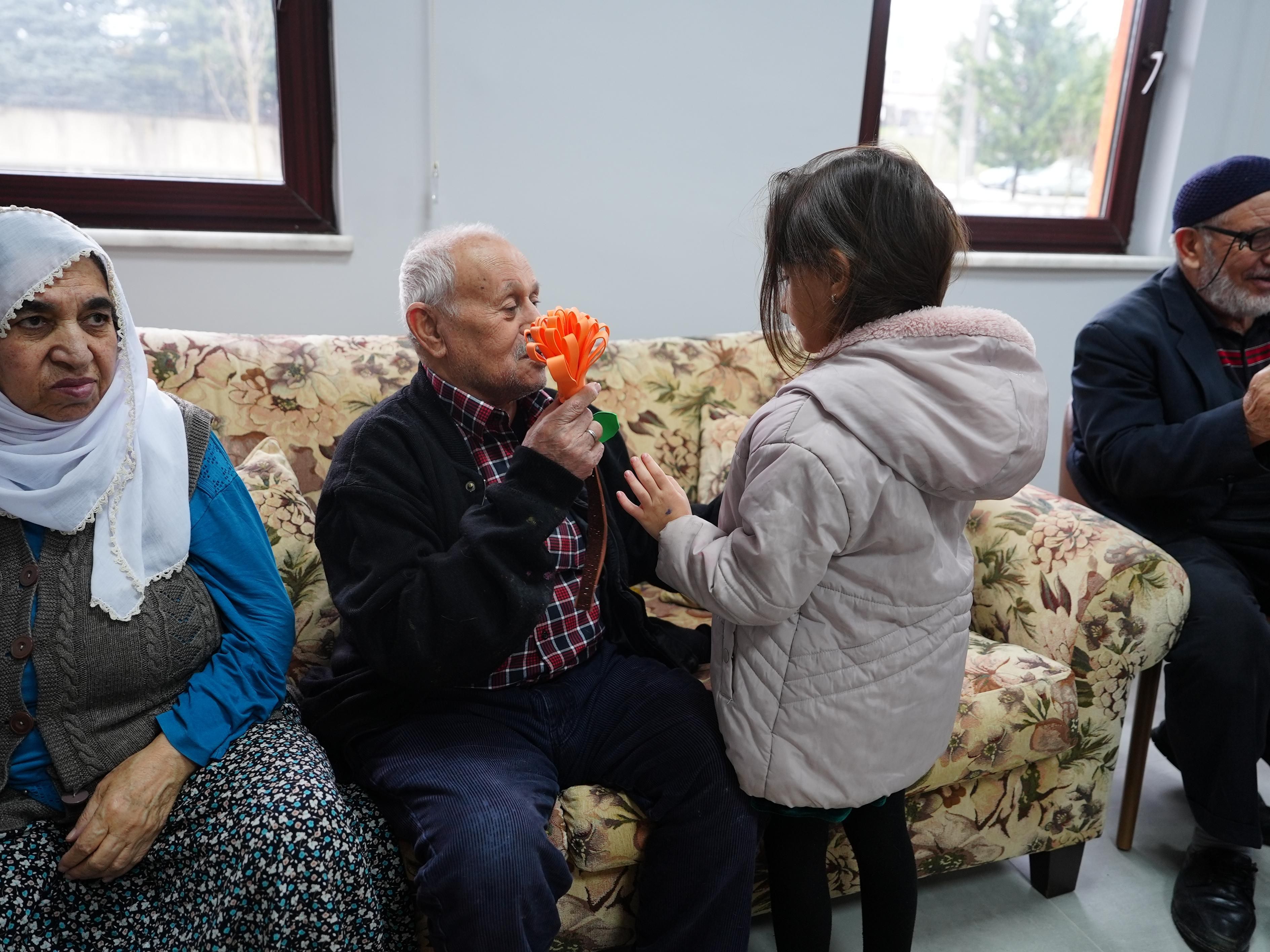 ALZHEIMER MERKEZİ MİNİKLERİ AĞIRLADI