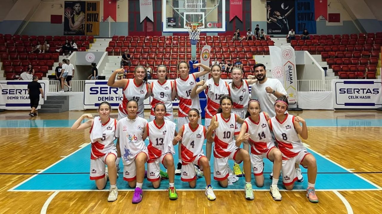 Analig Basketbol Türkiye Finalleri'nde Düzce Kız Takımı Türkiye Üçüncüsü Oldu