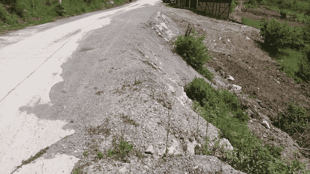 ASAR KÖYÜ'NDE HEYELAN TEMİZLENDİ, YOL ULAŞIMA AÇILDI