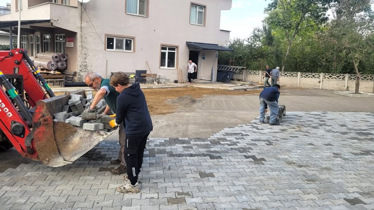 Aydınpınar Köyü'nde Kilit Parke Taşı Çalışmaları Sürüyor