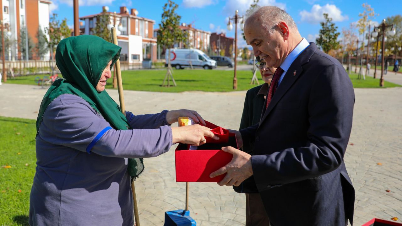 Bayrağı Yerden Kaldıran Temizlik İşçisi Rukiye Tuna'ya Başkan Özlü'den Sürpriz Ziyaret
