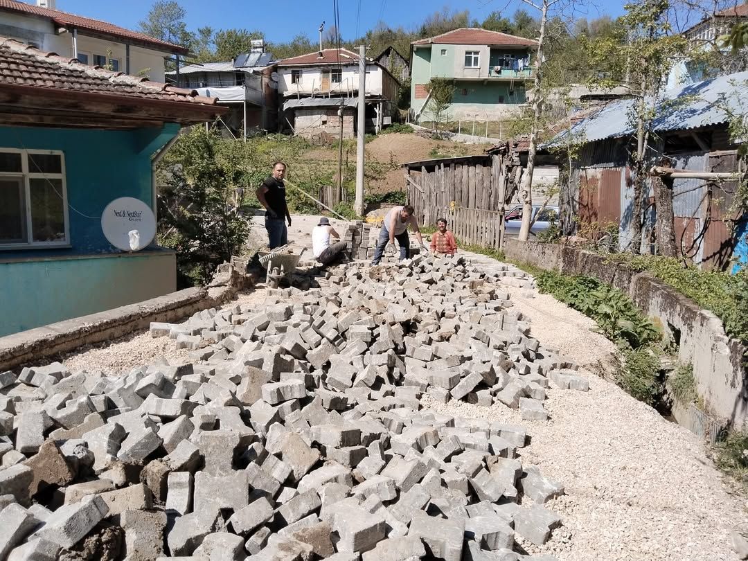 BEKİRLER KÖYÜ'NDE YOL DÜZENLEMESİ ÇALIŞMALARI HIZLA DEVAM EDİYOR