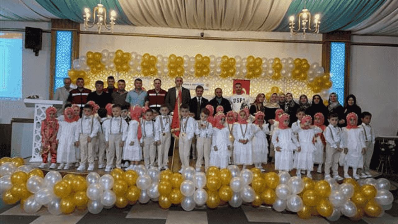 BEYKÖY'DE 4-6 YAŞ KUR'AN KURSU ÖĞRENCİLERİNDEN RENKLİ KAPANIŞ PROGRAMI