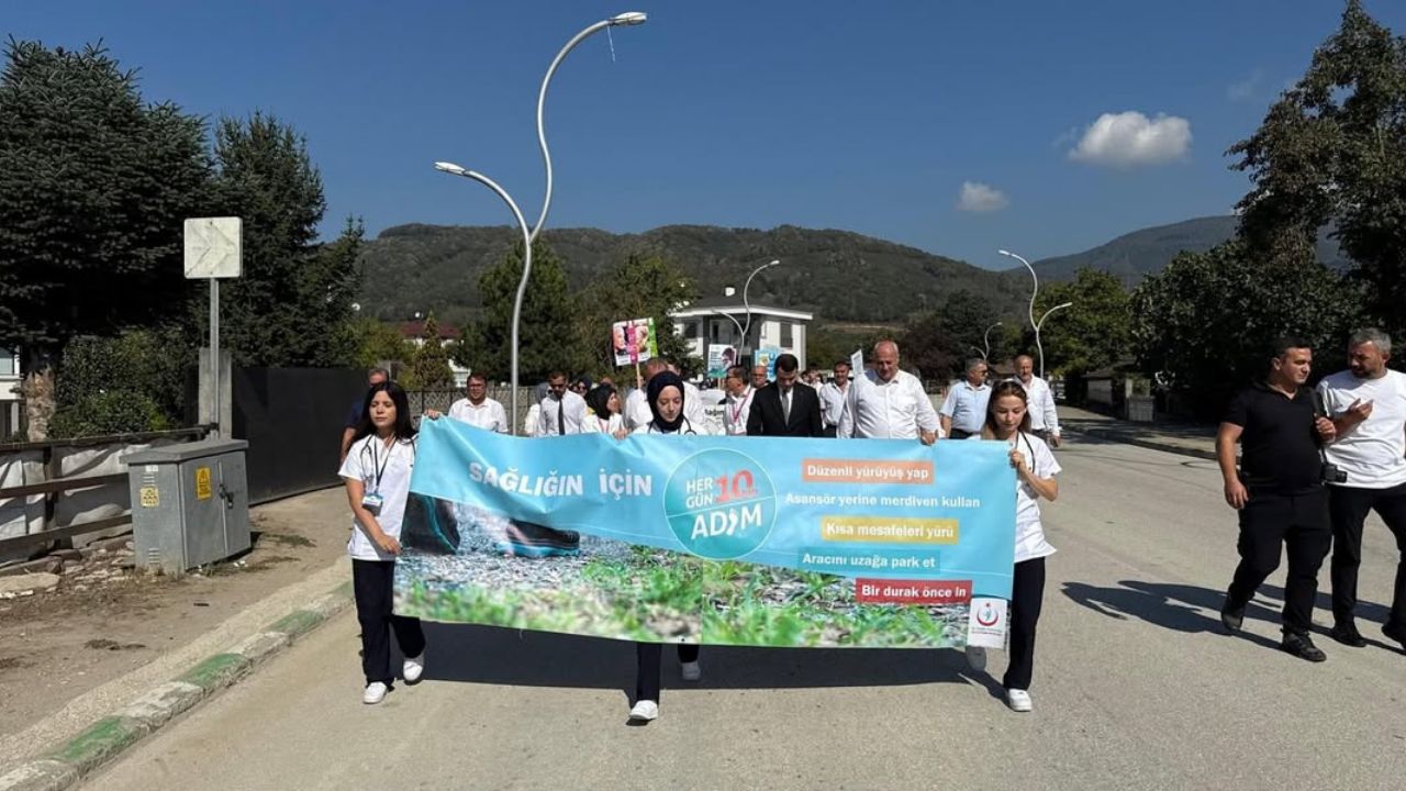 Çilimli'de Halk Sağlığı Haftası Farkındalık Yürüyüşü Düzenlendi