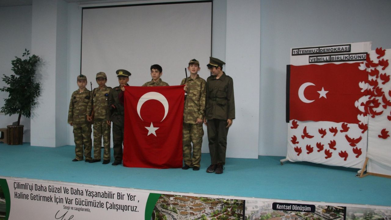Çilimli'de Öğrencilerden 15 Temmuz'a Anlamlı Tiyatro Gösterisi
