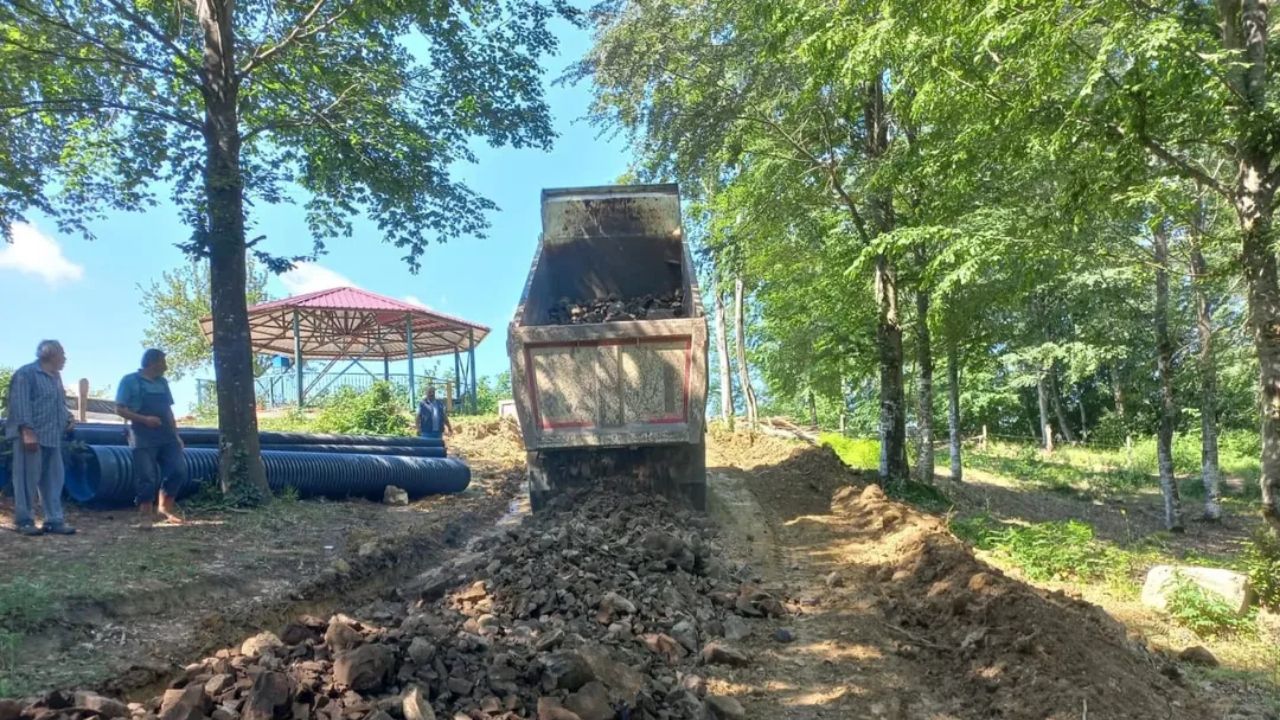 ÇİLİMLİ KIRKHARMAN KÖYÜ'NDE MEZARLIK YOLU TAMAMLANDI
