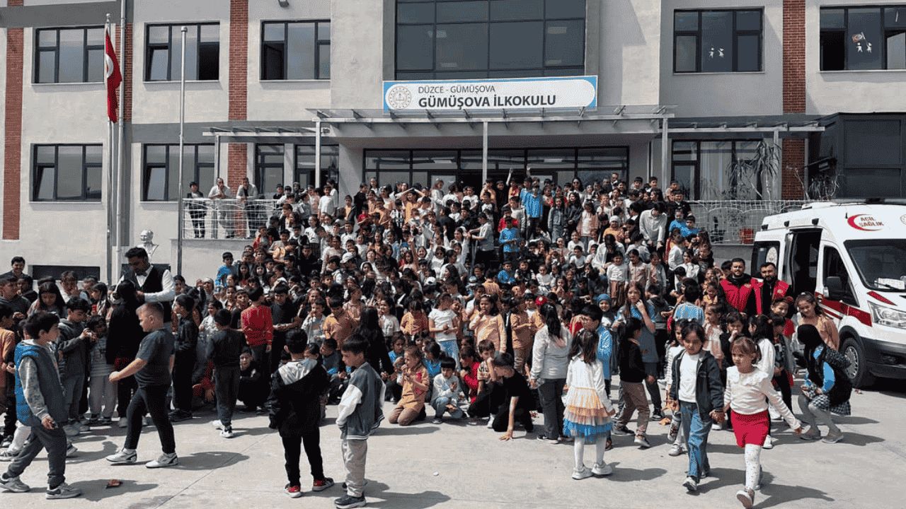 ÇOCUKLARA NEŞE DOLU GÜN GÜLÜMSETEN YÜZLER TİYATROSU GÜMÜŞOVA'DA