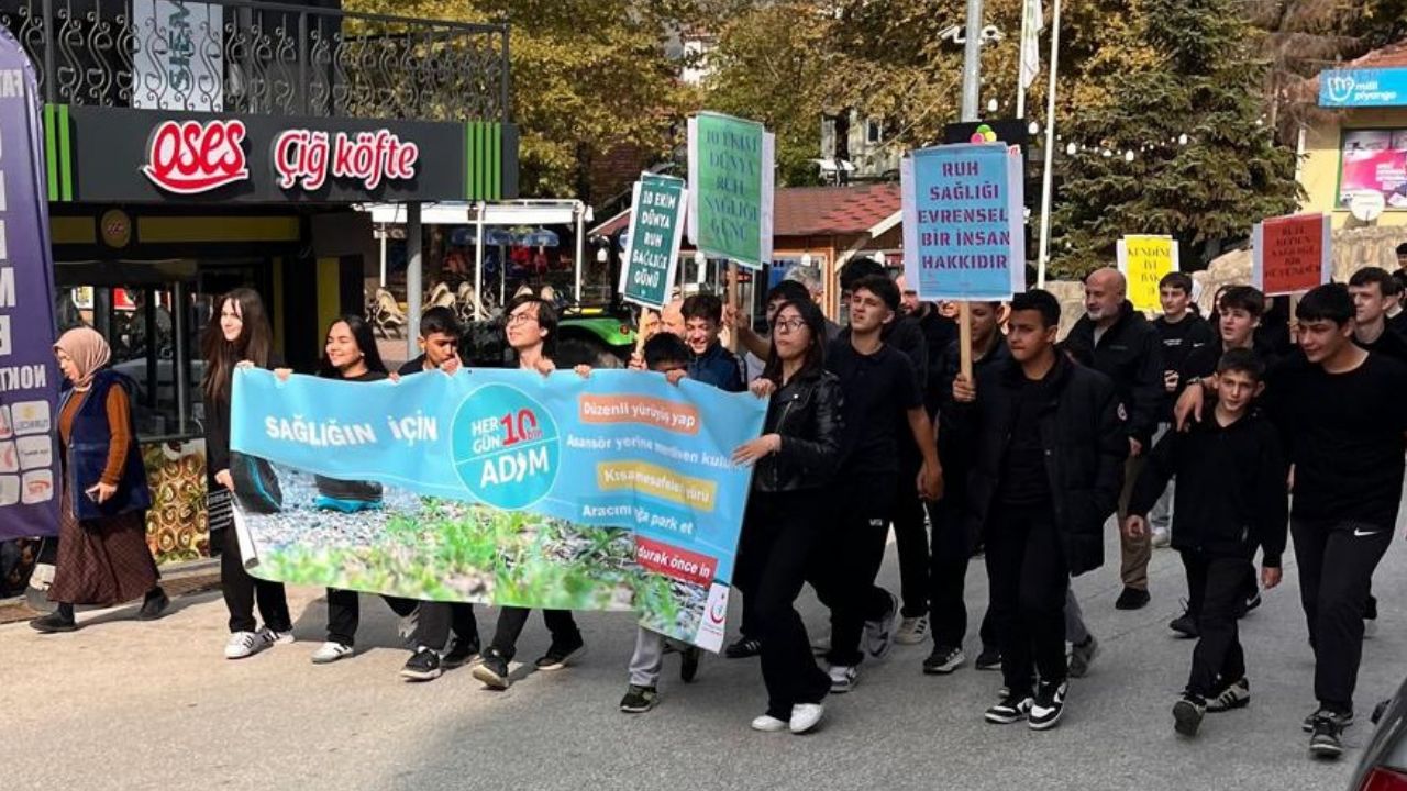 Cumayeri'nde Dünya Ruh Sağlığı Günü Farkındalık Yürüyüşü Düzenlendi
