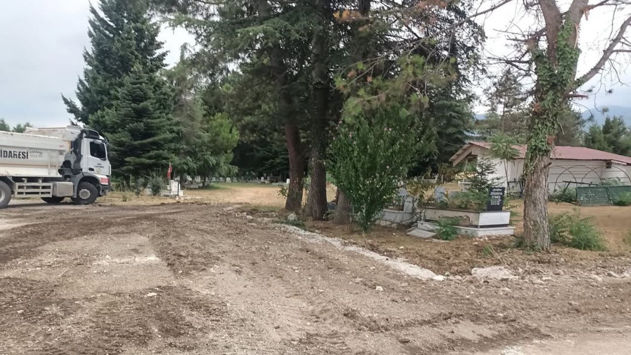Duraklar Köyü Mezarlığında Temizlik ve Düzenleme Çalışması