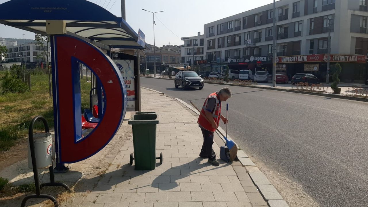 DÜZCE BELEDİYESİ BAYRAMDA DA SAHADAYDI TEMİZ VE DÜZENLİ BİR ŞEHİR İÇİN ARALIKSIZ ÇALIŞMA