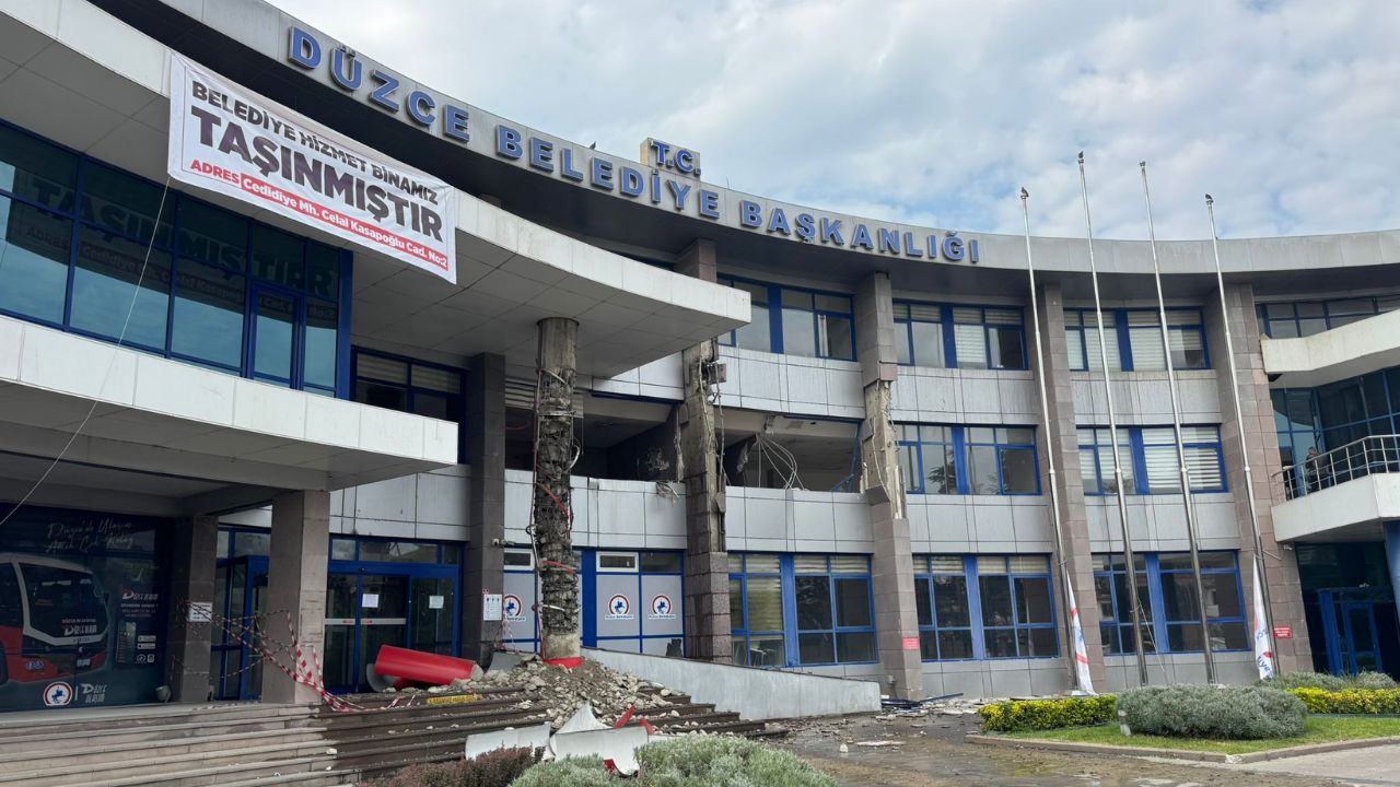 Düzce Belediyesi Hizmet Binasında Yıkım Çalışmaları Başladı