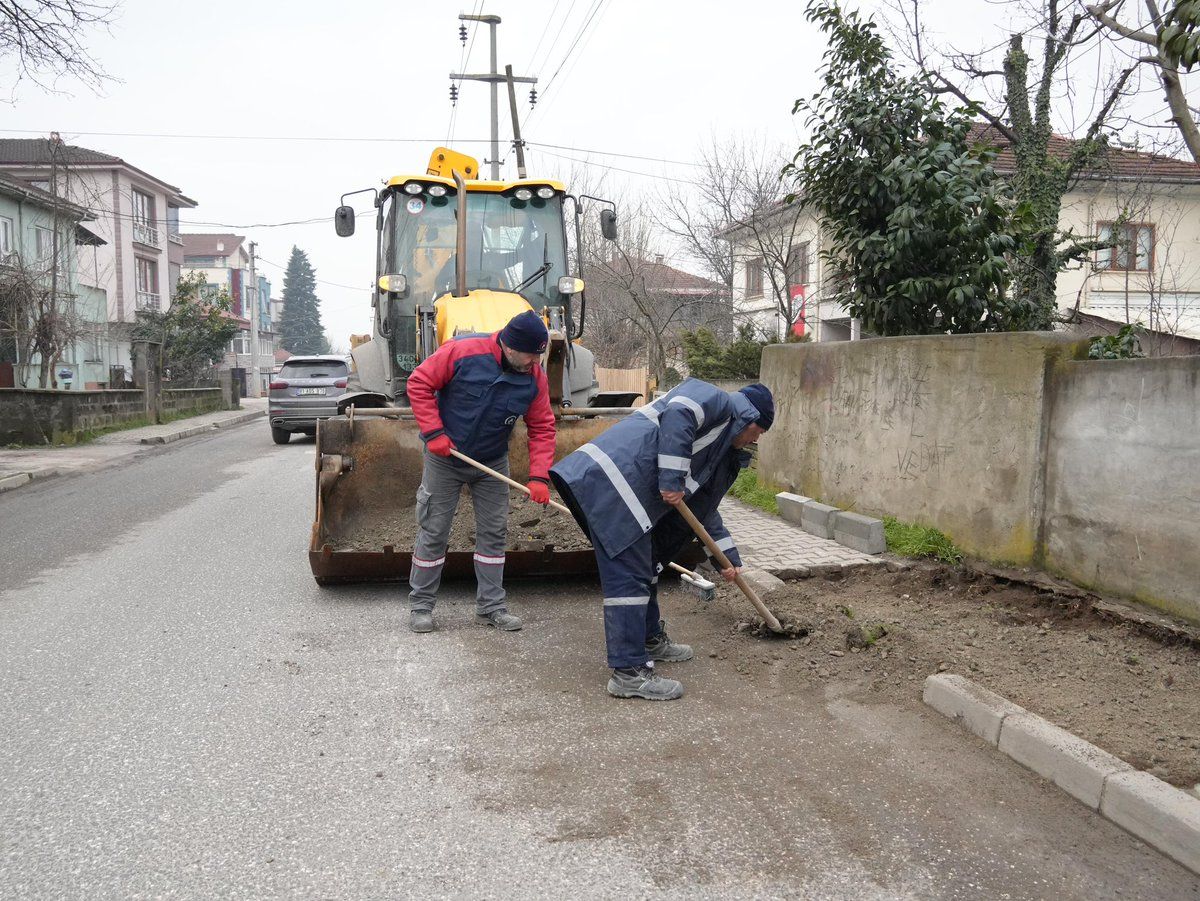 DÜZCE BELEDİYESİ'NDEN KALDIRIM ÇALIŞMALARI