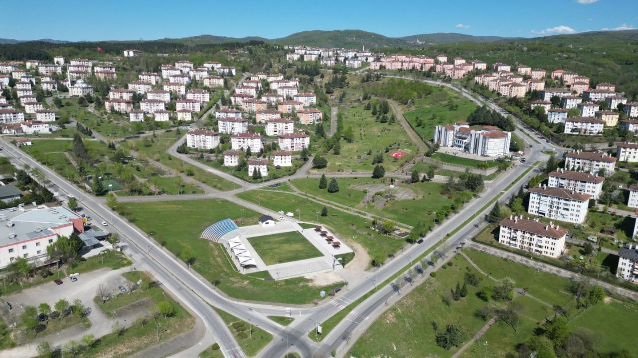 DÜZCE BELEDİYESİ'NDEN ÖĞRENCİLERE KARNE ŞENLİĞİ SÜRPRİZİ