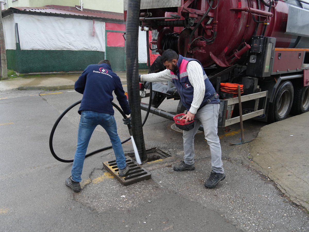 DÜZCE BELEDİYESİ'NDEN YAĞMUR SUYU KANALLARI VE MAZGALLARDA TEMİZLİK ÇALIŞMASI