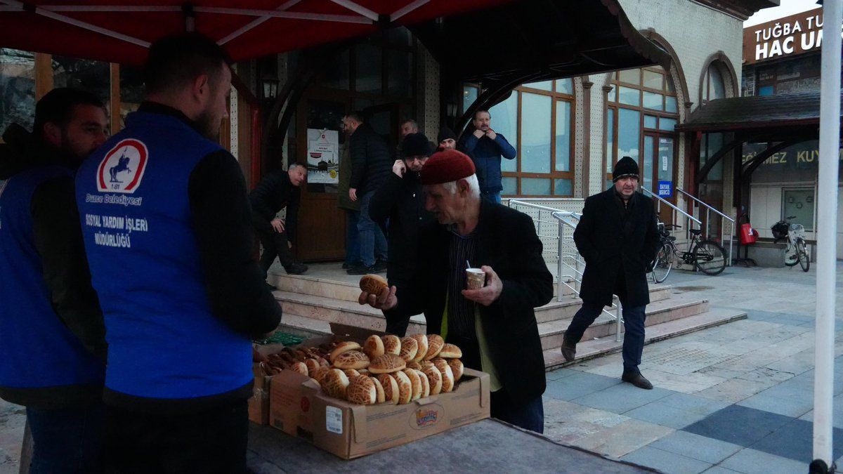 DÜZCE BELEDİYESİ'NDEN YENİ YILIN İLK GÜNÜNDE ANLAMLI İKRAM