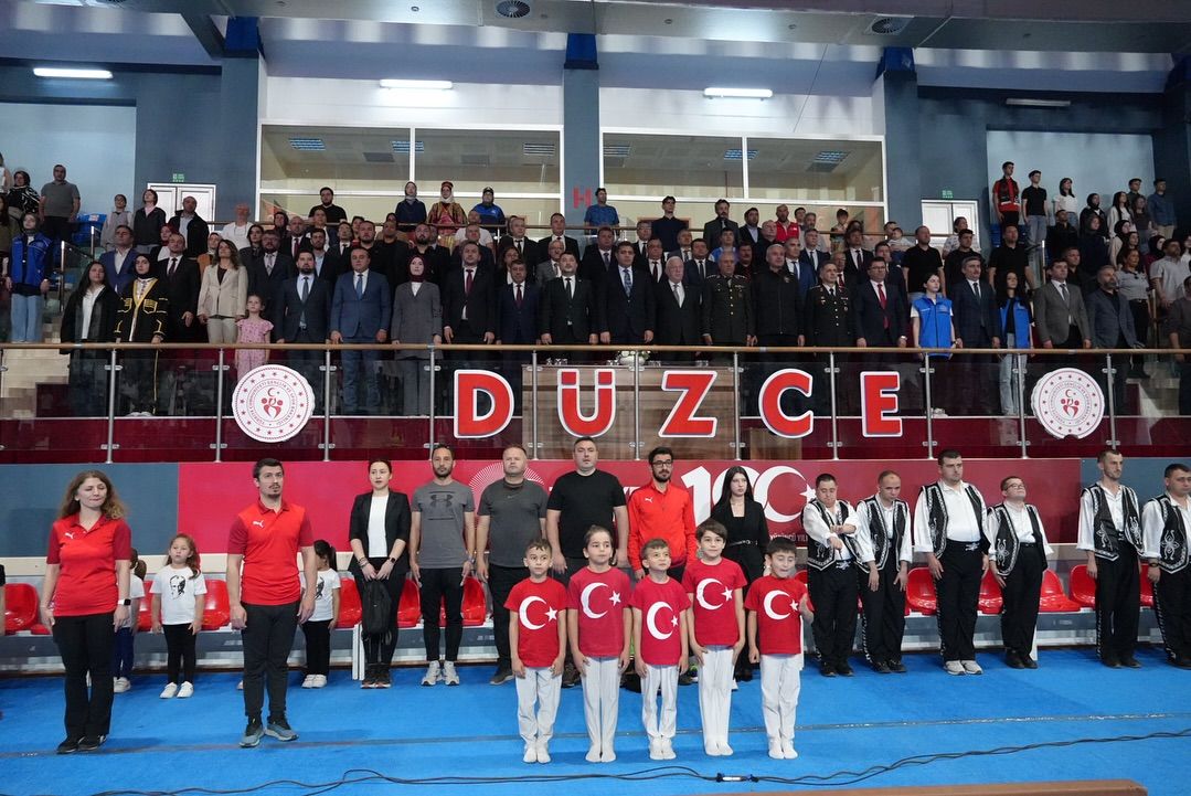 DÜZCE'DE 19 MAYIS BAYRAMI COŞKUYLA KUTLANDI