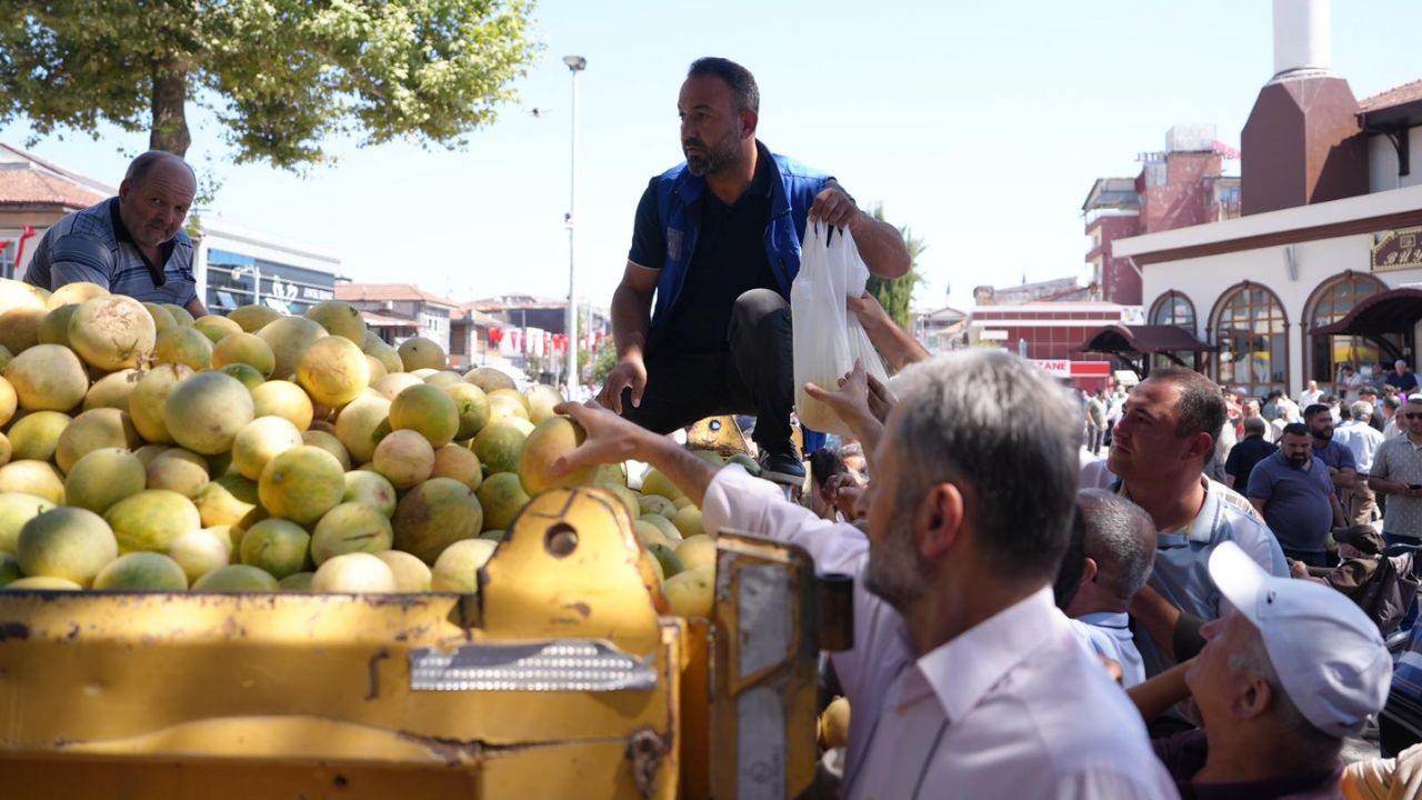 Düzce'de 5 Ton Yerli Kavun Vatandaşa Ücretsiz Dağıtıldı