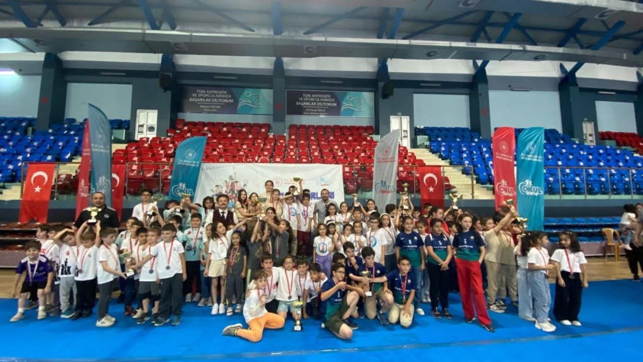 DÜZCE'DE 535 MİNİK SPORCU SATRANÇTA YARIŞTI