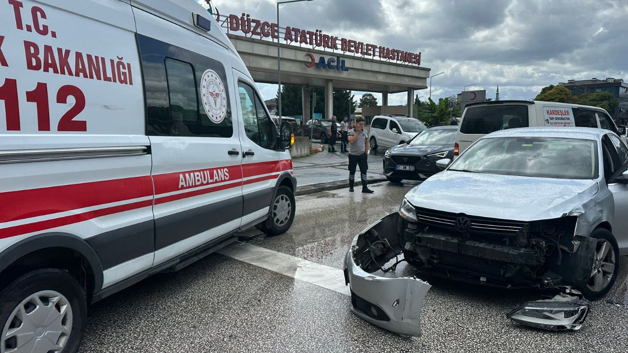Düzce'de Acil Servis Önünde Yaralamalı Kaza; 1 Kişi Yaralandı
