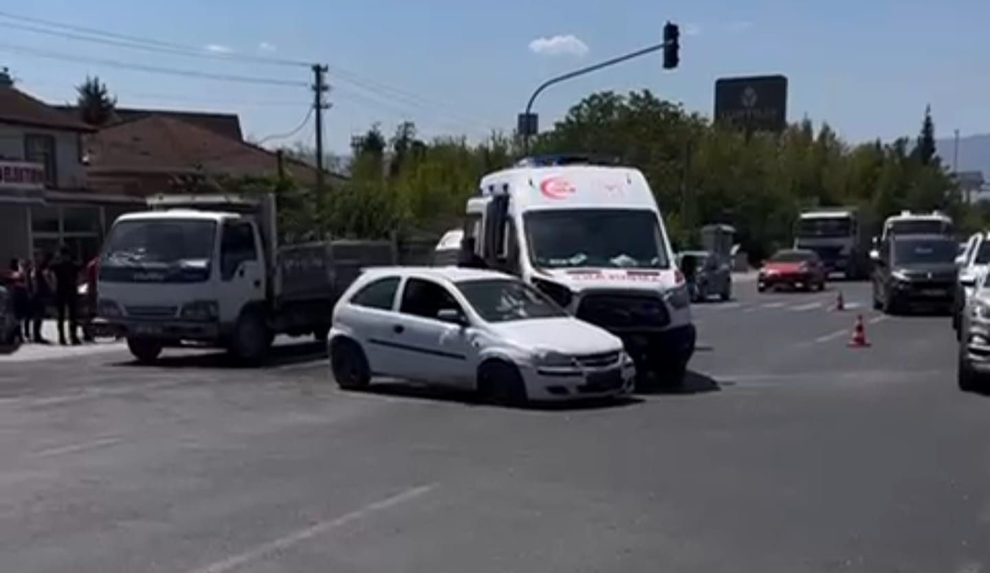 Düzce'de Ambulans ile Otomobil Çarpıştı 2 Kişi Yaralandı