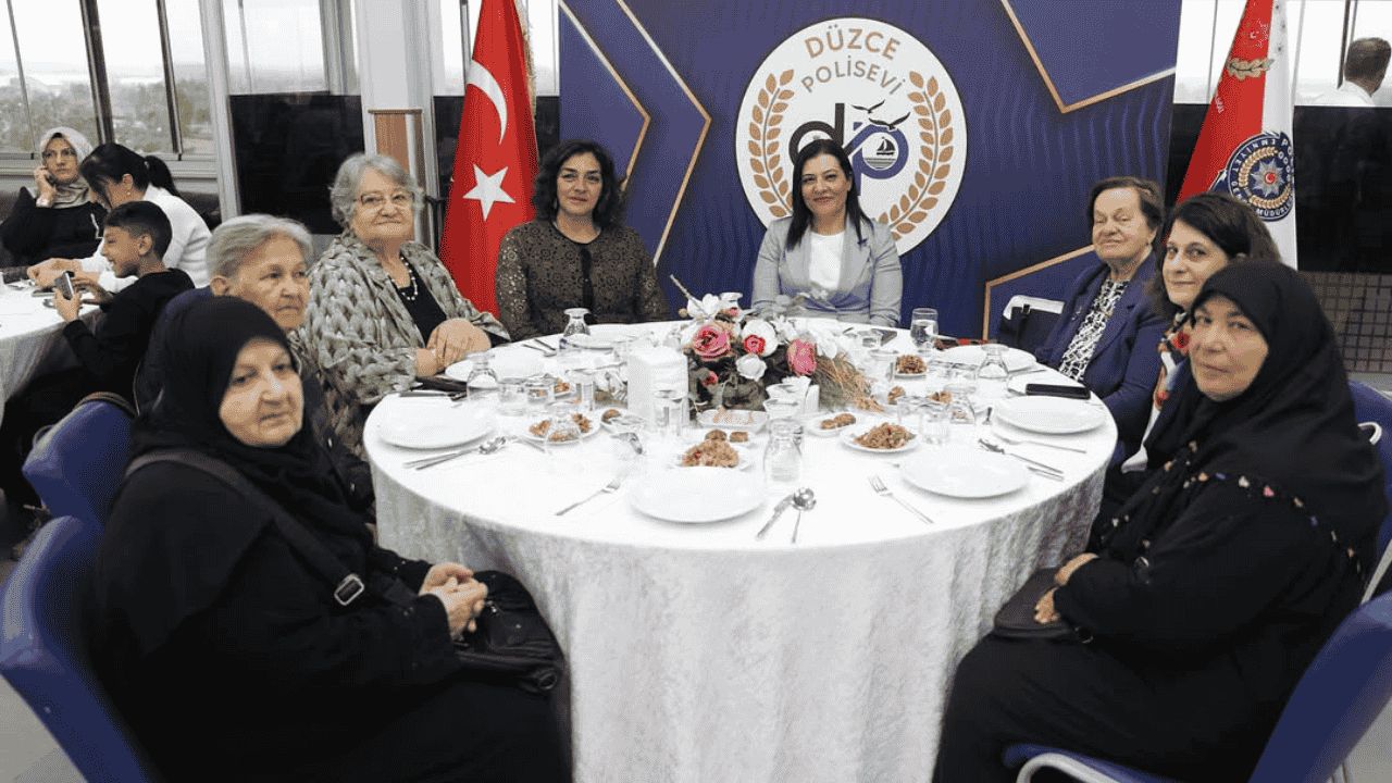 DÜZCE'DE ANNELER GÜNÜ'NDE ŞEHİT VE POLİS ANNELERİNE VEFA
