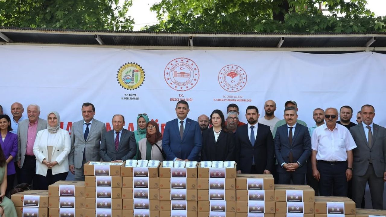 DÜZCE'DE ARICILARA DESTEK ARI YEMİ DAĞITIM TÖRENİ GERÇEKLEŞTİRİLDİ