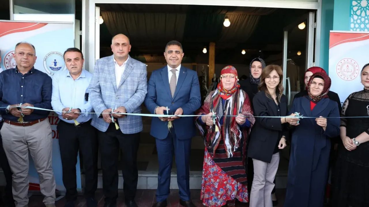 DÜZCE'DE BEYKÖY GİYİM ÜRETİM KURSLARI YIL SONU SERGİSİ BÜYÜK İLGİYLE GERÇEKLEŞTİ