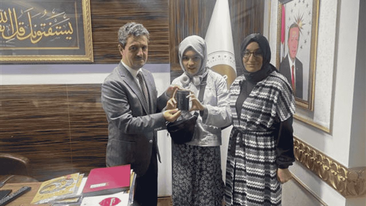 DÜZCE'DE BİR ÖĞRENCİ HARÇLIKLARINI GAZZELİ KARDEŞLERİNE BAĞIŞLADI