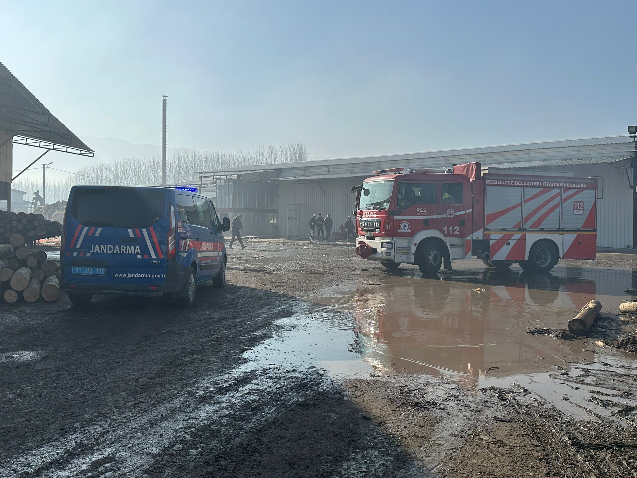 DÜZCE'DE FABRİKADA YANGIN ÇIKTI