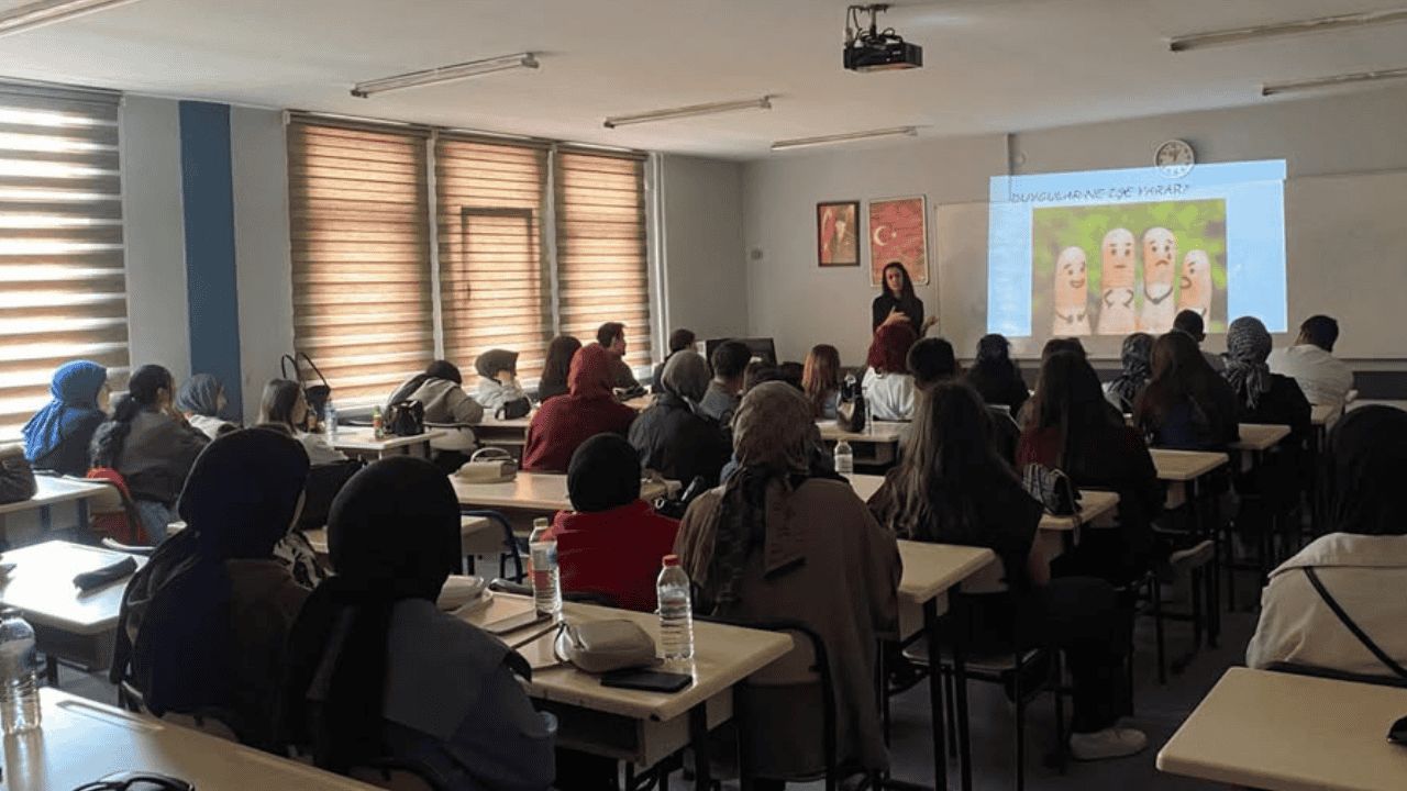DÜZCE'DE ''FARKINDALIK25'' ETKİNLİĞİ İLE BAĞIMLILIKLA MÜCADELEYE DİKKAT ÇEKİLDİ