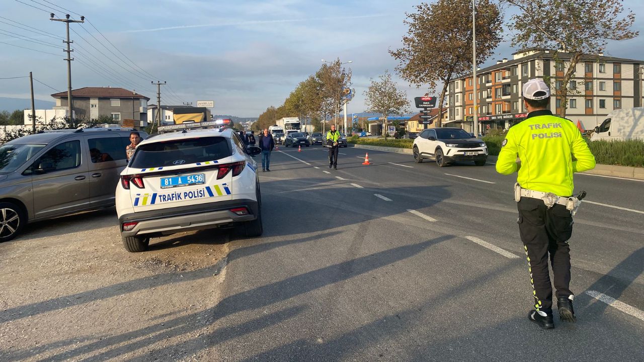 Düzce'de Feci Kaza; Otobüs Durağında Bekleyen 2 Kişi Ağır Yaralandı