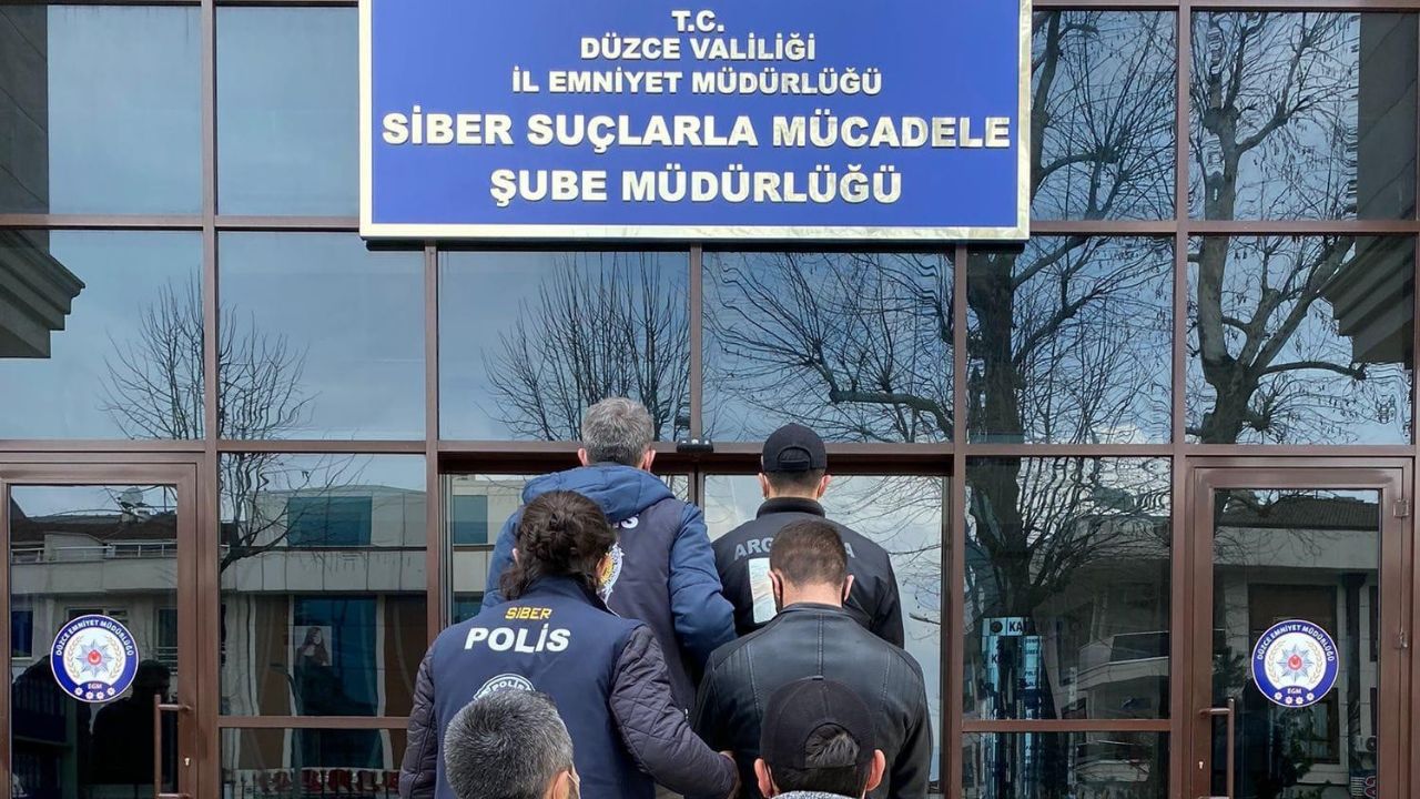 Düzce'de İnternet Dolandırıcılığı Operasyonu; 2 Kişi Gözaltına Alındı