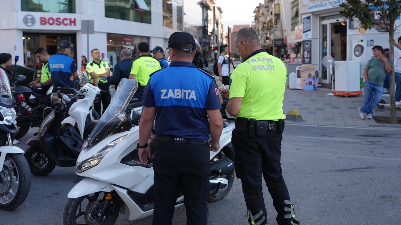 Düzce'de İstanbul Caddesi'nde Motosiklet Denetimi