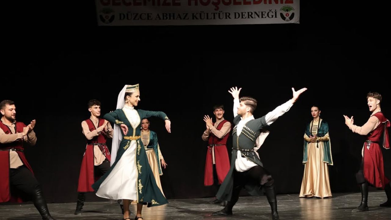 DÜZCE'DE KAFKAS RÜZGARI ESTİ KÜLTÜR VE DANSIN BÜYÜLEYİCİ BULUŞMASI