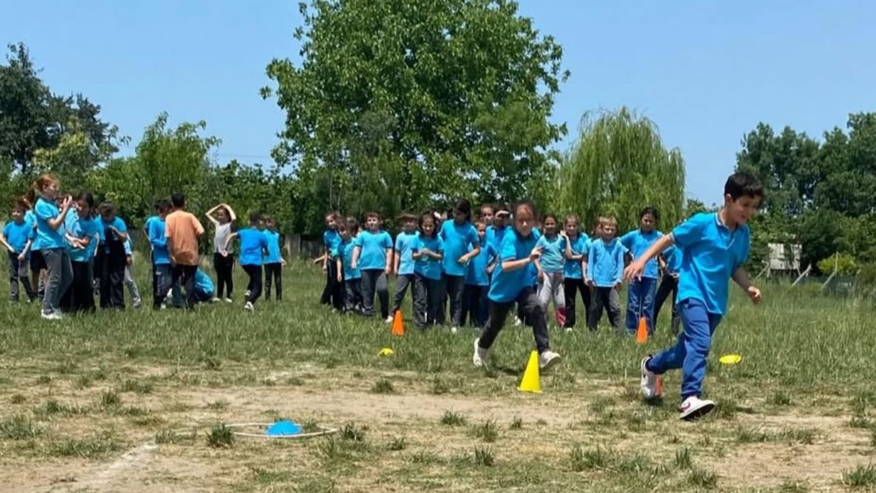 DÜZCE'DE MİNİKLER FİZİKSEL ETKİNLİK OYUNLARIYLA BULUŞUYOR