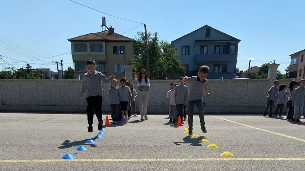DÜZCE'DE MİNİKLER SAHADA İFET OYUNLARI TÜM HEYECANIYLA SÜRÜYOR