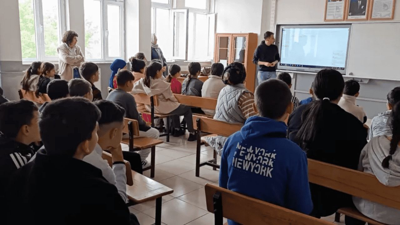 DÜZCE'DE ÖĞRENCİLERE BULAŞICI HASTALIKLARLA İLGİLİ FARKINDALIK EĞİTİMİ VERİLDİ