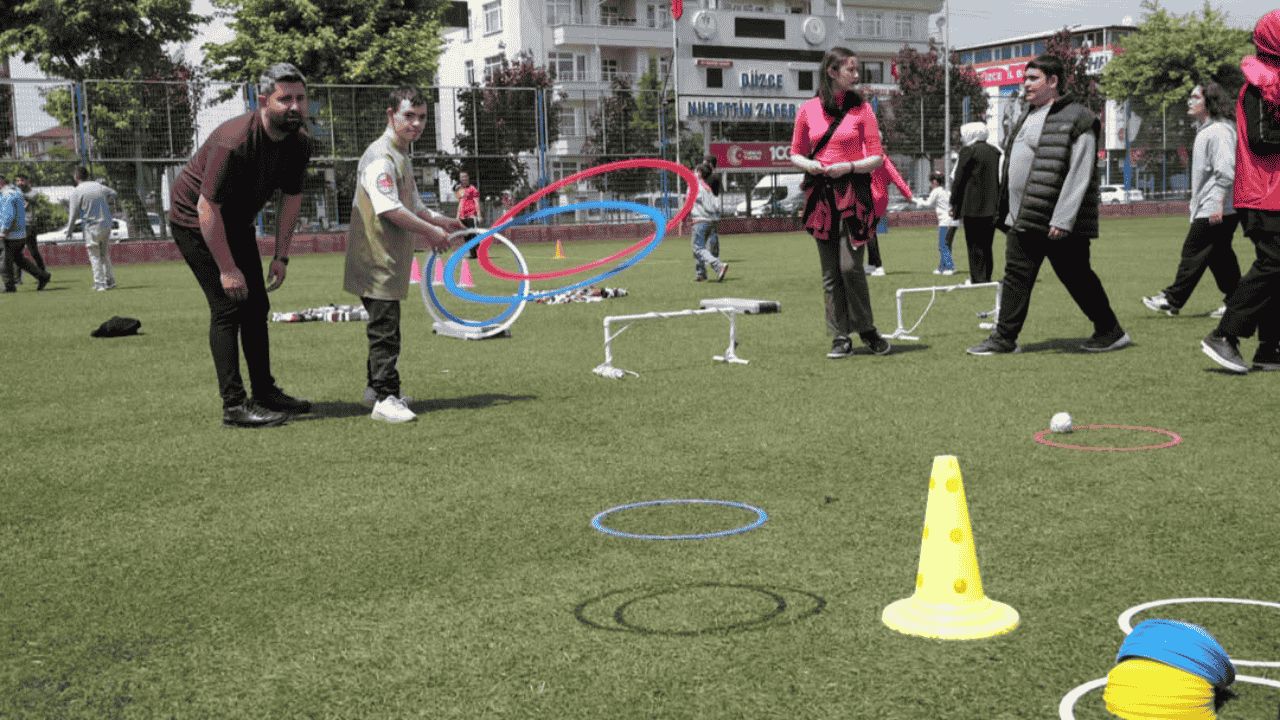 DÜZCE'DE ÖZEL BİREYLER SAHAYA ÇIKTI, ENGELLERİ SPORLA AŞTI