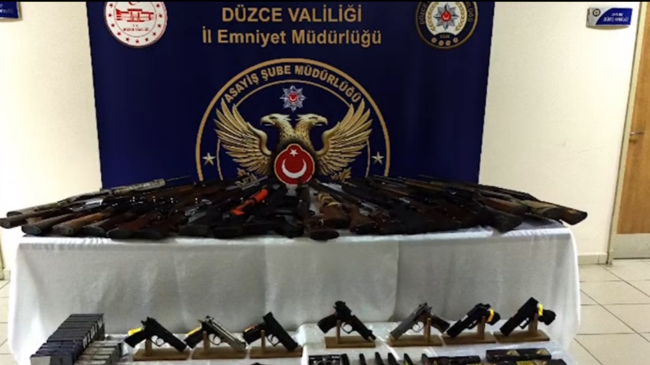 Düzce'de Silah Kaçakçılığı Operasyonu; Çok Sayıda Silah ve Mühimmat Ele Geçirildi