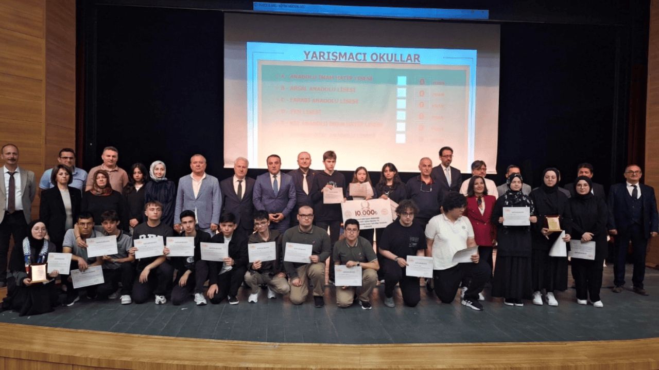 DÜZCE'DE TARİH BİLGİ YARIŞMASI FİNALİNE NEFESLER TUTULARAK İZLENDİ